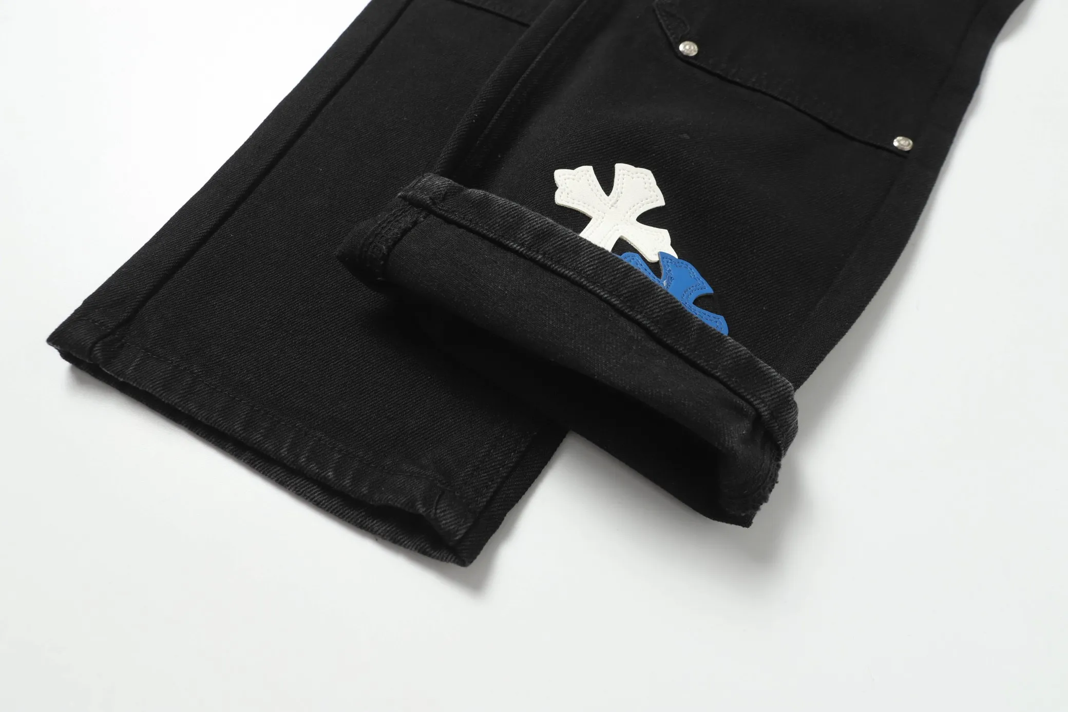 KE9101 P280 The only correct leather label version on the market Chrome Hearts CH Cross embroidered American style washed patchwork leather lumberjack workwear jeans Top ceiling quality 100% correct version The correct version is here!  Believe me this must be the best quality you will ever come across! ! Excellent value for money! !  Styles with different washes and textures are very friendly to people with thin legs and thick legs. The straight version is very flattering to the shape of the legs. The moderate length is timeless and easy to match. It is the basis of various styles and a must-have in the wardrobe! ! Add a little stacking to make the atmosphere easy to control. The fabric is stiff but the upper body is soft without losing texture. The sides and cuffs of some styles have a bone-wash effect. It’s really hard not to love it!  ✅Correctly customize the Croxin metal leather label on the back panel. It is definitely not sold directly with the cross on the finished jeans. 1:1 copying strives for excellence and the details are perfectly grasped. ✅The cross leather label is clear and smooth. Exquisite turning top craftsmanship. ✅Buttons, zippers and hardware are all customized versions of the Croxin LOGO. ✅High-cost washing process. Size: 28 30 32 34 36